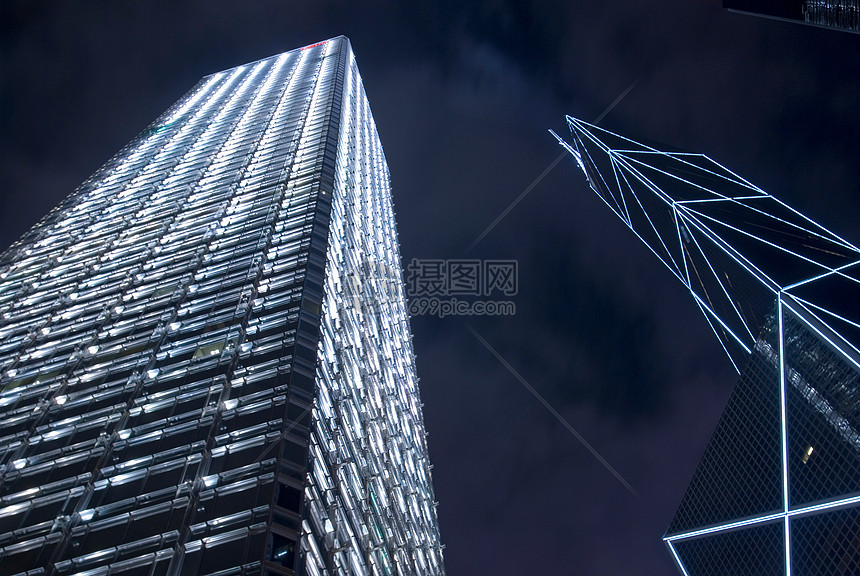 夜间点燃灯光的城市摩天大楼图片