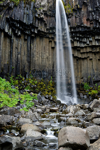 在岩悬崖上的瀑布