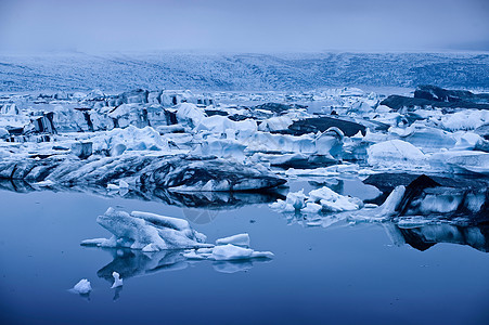 在冰川水域漂浮的山图片
