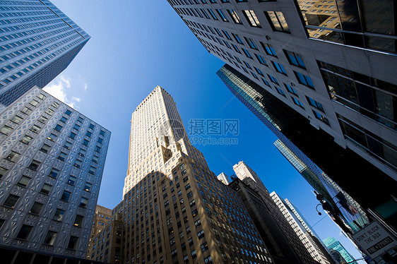 城市摩天大楼的低角度视图图片