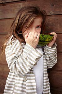 女孩在户外吃西瓜图片