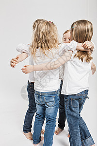 四个儿童抱成一圈图片