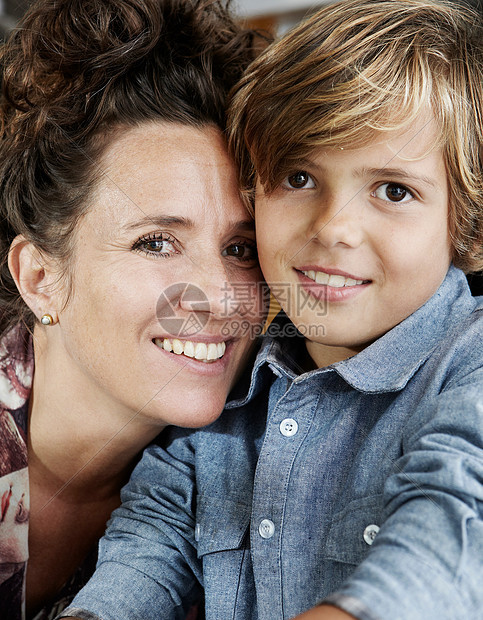 微笑的母亲和儿子图片