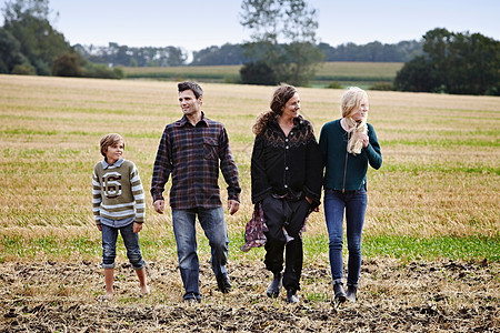 一起行走在田野里的一家人图片