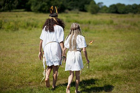 穿着美国原住民服装的女孩图片