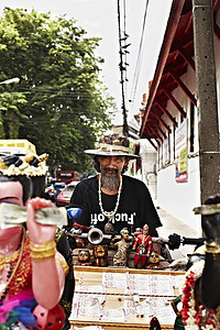 街摊贩卖雕像的小贩图片