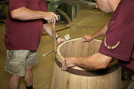 工人在店里制作木桶图片素材