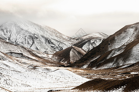 覆盖积雪的山脉图片