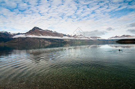 湖泊倒映的山脉图片