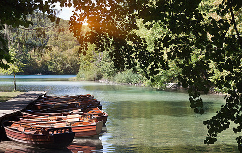 死湖中木码头的独舟图片
