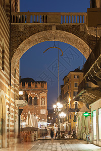 城街对面的石头拱门图片