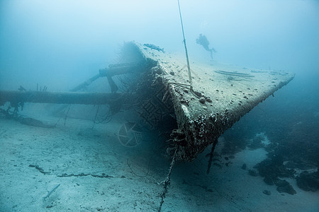 水下沉船背景图片