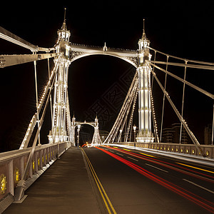夜间点亮的城市桥梁图片