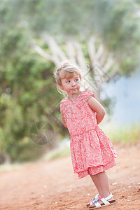 女孩站在泥土路上图片