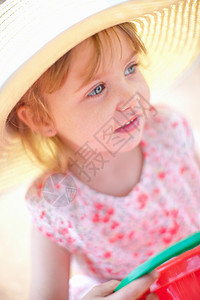 在户外戴太阳帽子的女孩图片