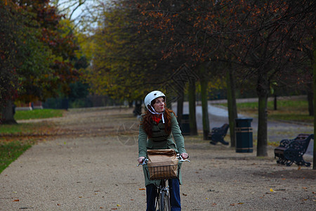 妇女在公园骑自行车图片