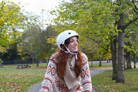 妇女在公园骑自行车图片