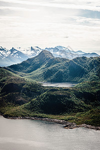 山脉和湖图片