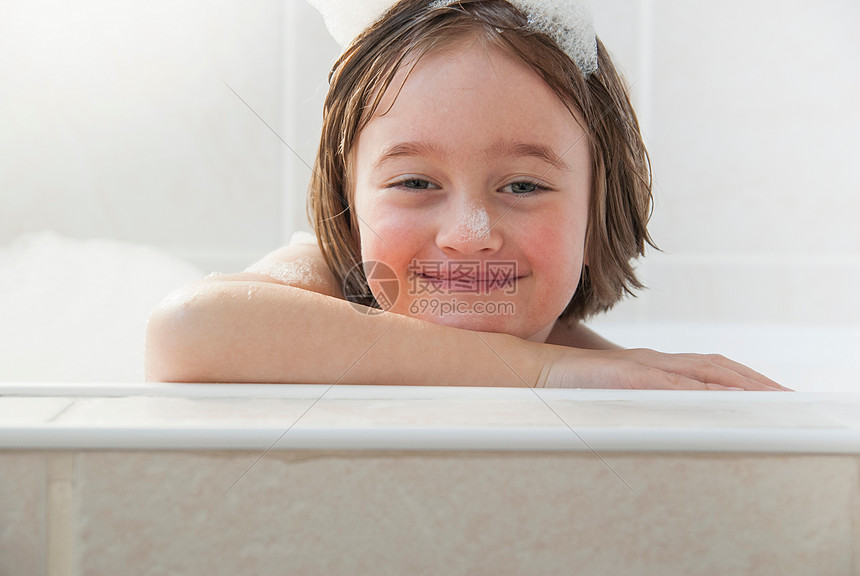 微笑的女孩坐着洗澡图片