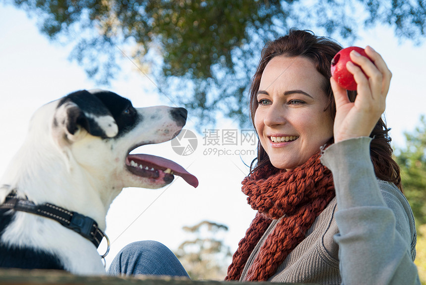 与狗玩耍的女性图片