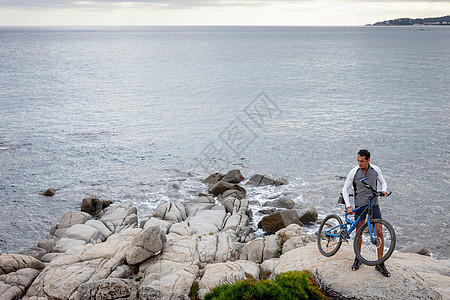 男子在巨石上骑自行车图片