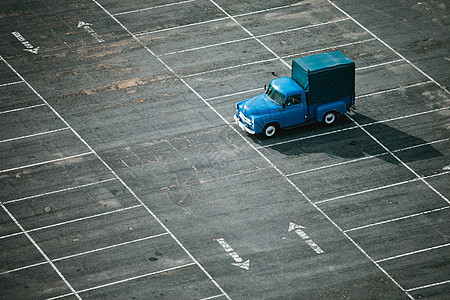 空旷的停车场中的蓝色汽车图片