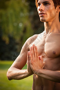 男人在公园练瑜伽图片