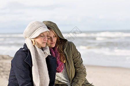 女人一起在沙滩上放松图片