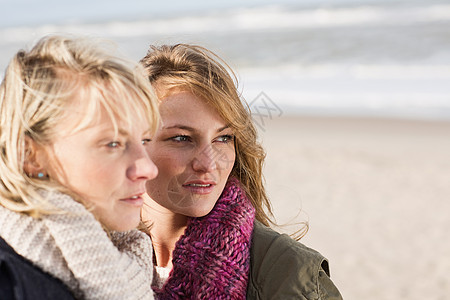 妇女在沙滩上站一起图片