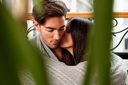 包着毯子亲吻的情侣图片