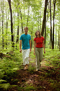 夫妇在森林中行走图片