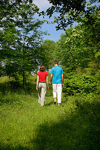 夫妇在草原上行走图片
