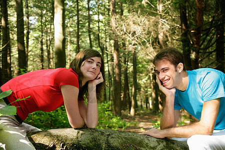 在森林里的聊天的一对夫妇图片