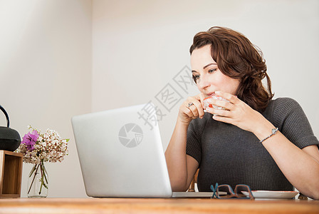 服务台使用笔记本电脑的女性图片