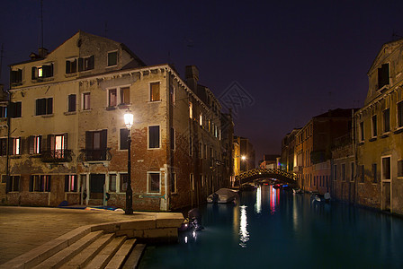 城市运河反映的灯光图片