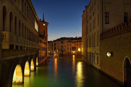 城市运河上反射着灯光图片
