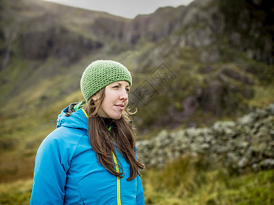 女性在岩石山上徒步旅行图片