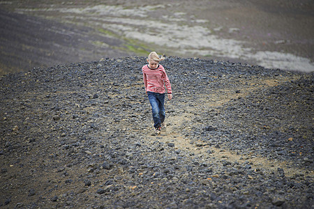女孩在碎石路上行走图片