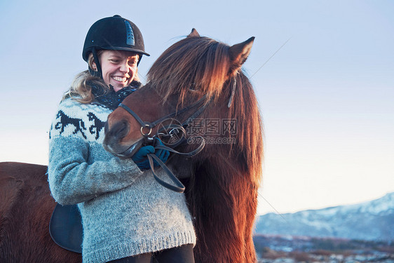 微笑的女孩和马图片