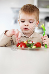男孩在厨房餐桌山吃水果图片