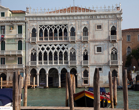 威尼斯运河上的码头和建筑图片