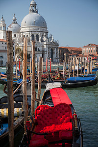 贡多拉斯停靠威尼运河图片