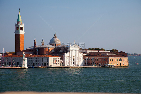 威尼斯运河上的穹顶建筑图片