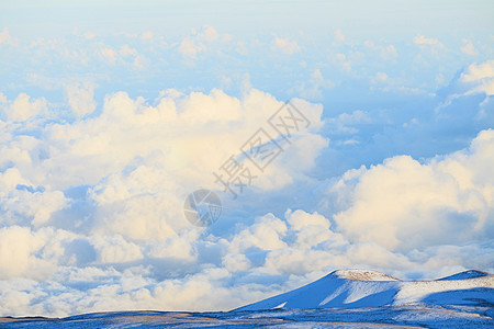 雪地山顶和云图片