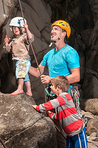 教孩子攀岩的人图片