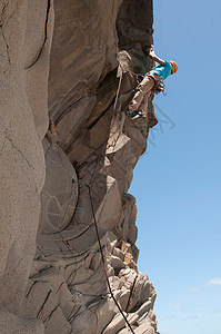 攀岩者在攀登悬崖图片