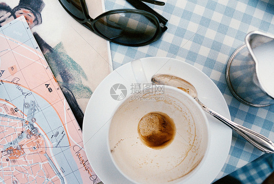 桌上的咖啡杯图片