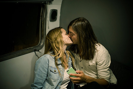 在车里亲吻的情侣图片