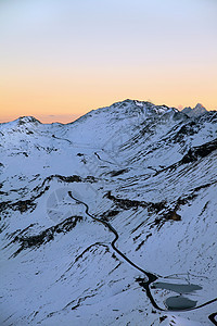 太阳在雪山上升起图片