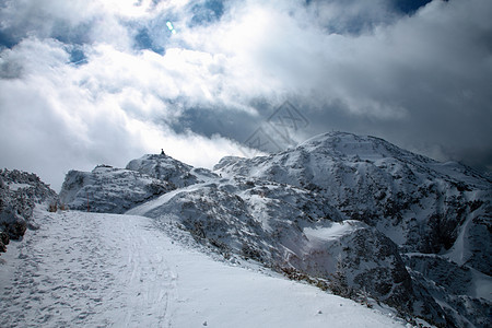 在雪山顶上的风光图片